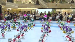 上海ifc商场将科技与时尚融合 「AI BOT」动感机器人燃爆申城1